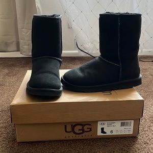Ugg classic short boot in black size 6